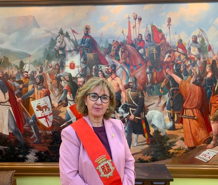 Elena Betés junto al cuadro de Juan Bautista Topete alusivo a la Batalla del Primer Viernes de Mayo