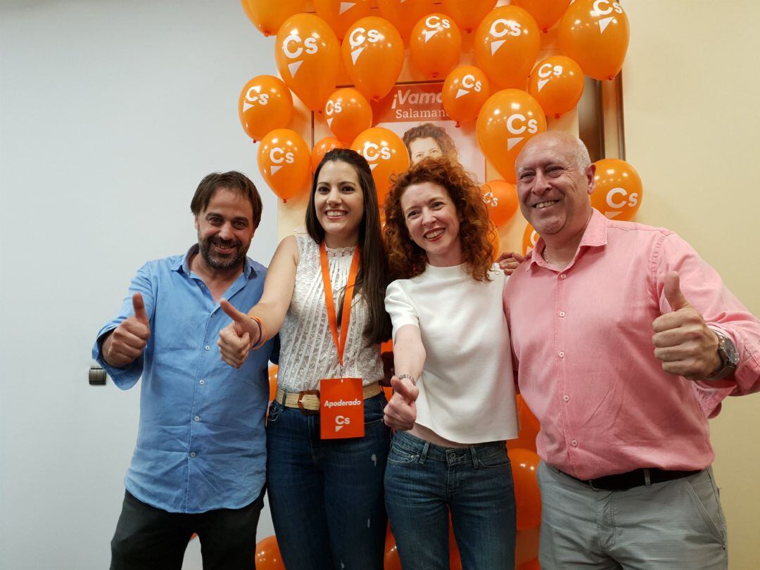 Los representantes de Ciudadanos Salamanca, alegres tras mantener el resultado en la capital.