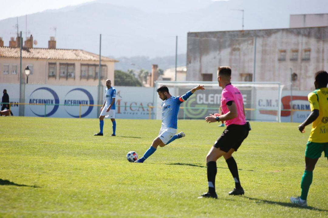 Alex Colorado durante el partido en Los Barrios 