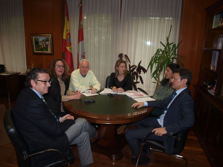 Reunión de la Alcaldesa de Ampudia (segunda por la izquierda) en la Delegación Territorial de la Junta de Castilla y León