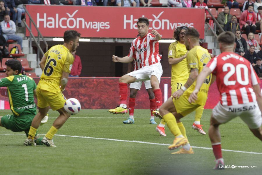 Nacho Méndez (en el centro) durante el Sporting - Andorra del pasado sábado.