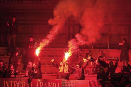 La afición del Burgos Promesas celebró con bengalas el triunfo de su equipo