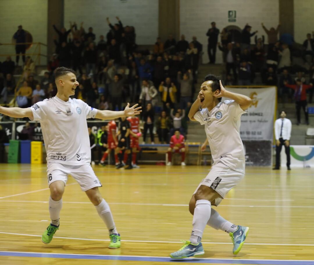 Peraapat, autor del gol, celebra el tanto en la pista junto a Isma