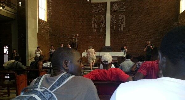 Imatge de la tancada d'immigrants a l'església de Sant Bernat Calbó, al Poblenou