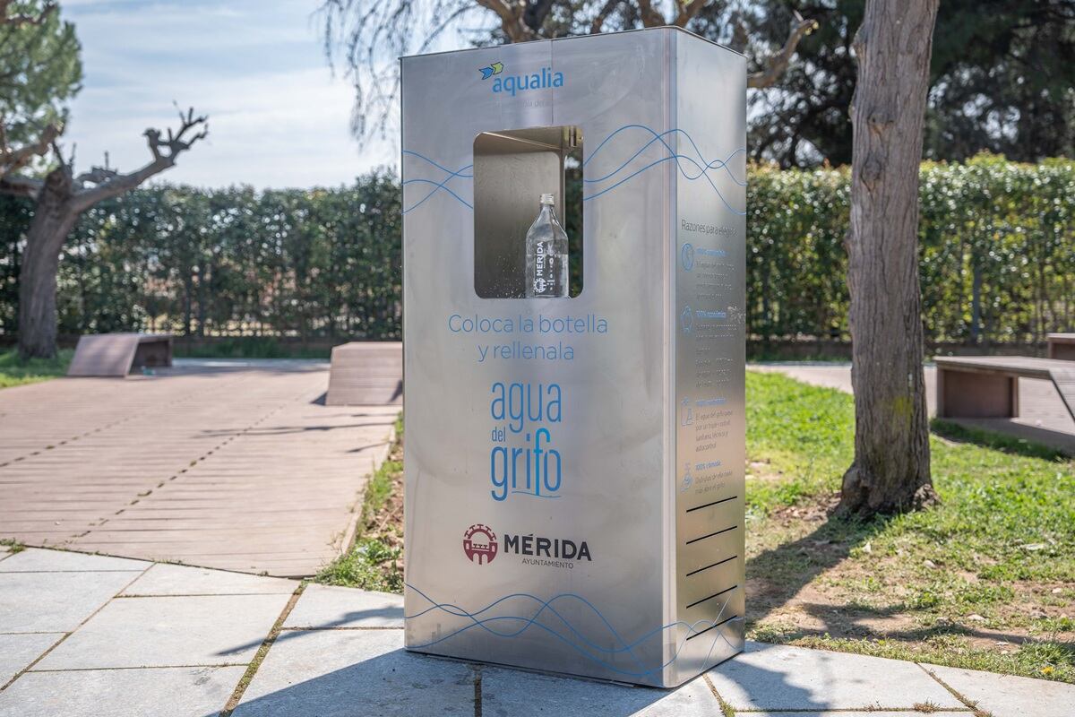 Nueva fuente de agua refrigerada en la Plaza Margarita Xirgú