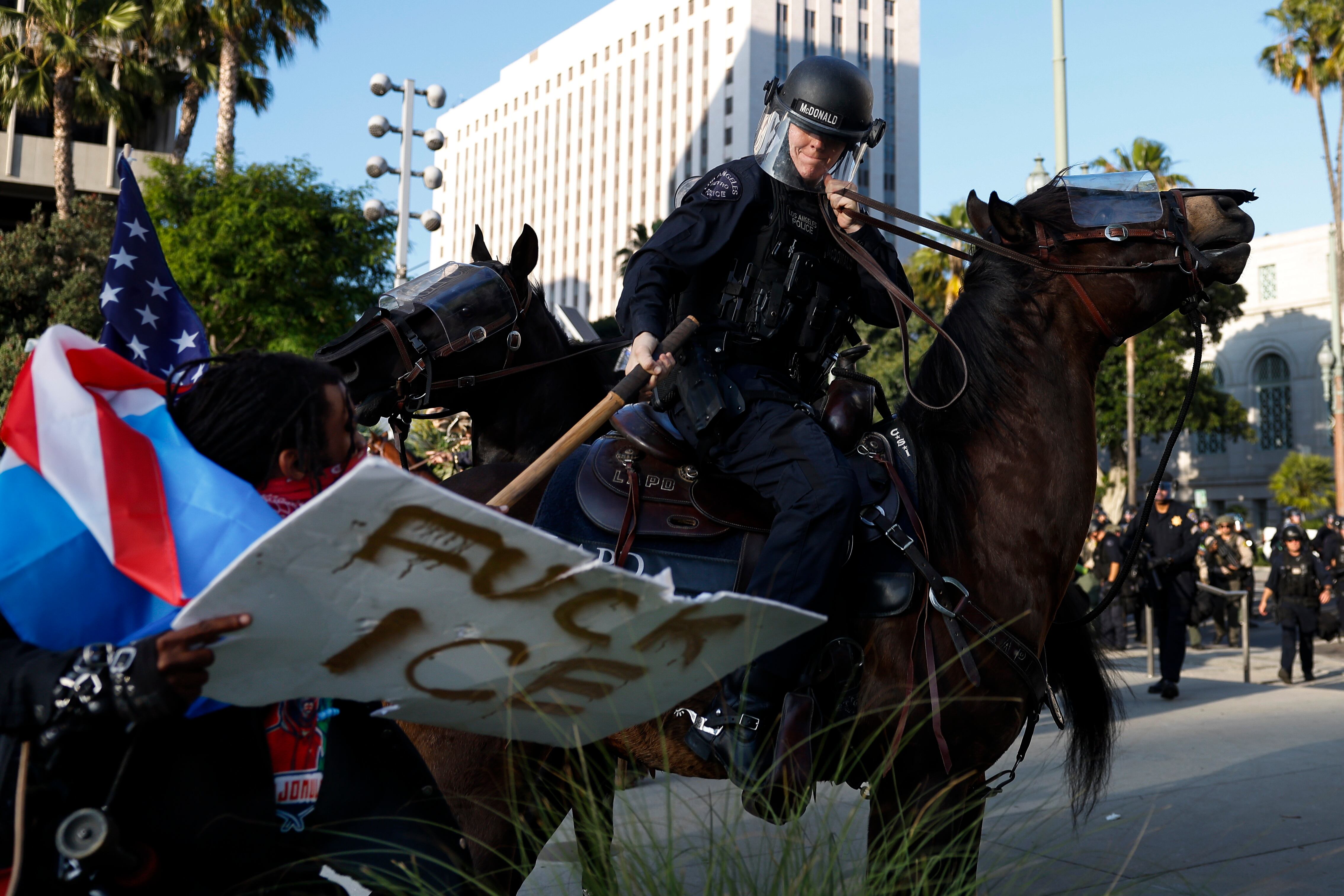 Agentes del Departamento de Policía de Los Ángeles se enfrentan a manifestantes frente al Ayuntamiento de Los Ángeles, en California (EE. UU.), el 11 de junio de 2025. 