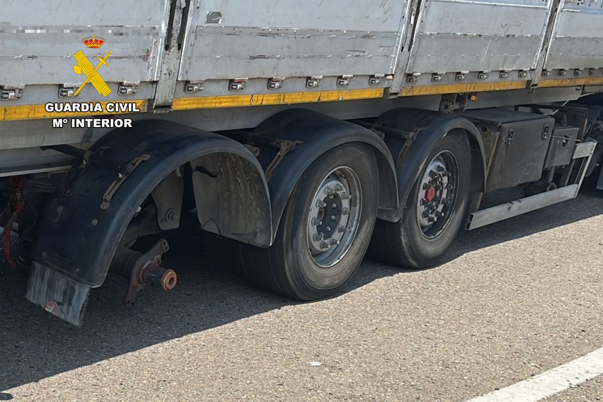 Pillado un camionero sin una rueda, sin frenos y con 24 toneladas de carga en Zaragoza