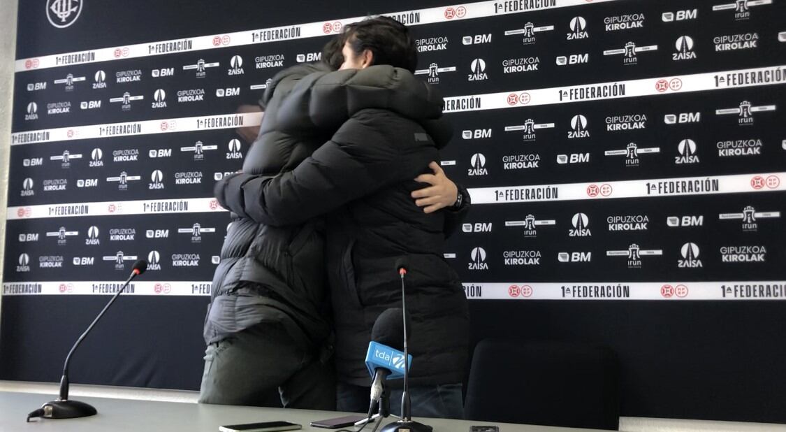 Igor Emery abraza a Zulaika después de sus discursos en el Stadium Gal