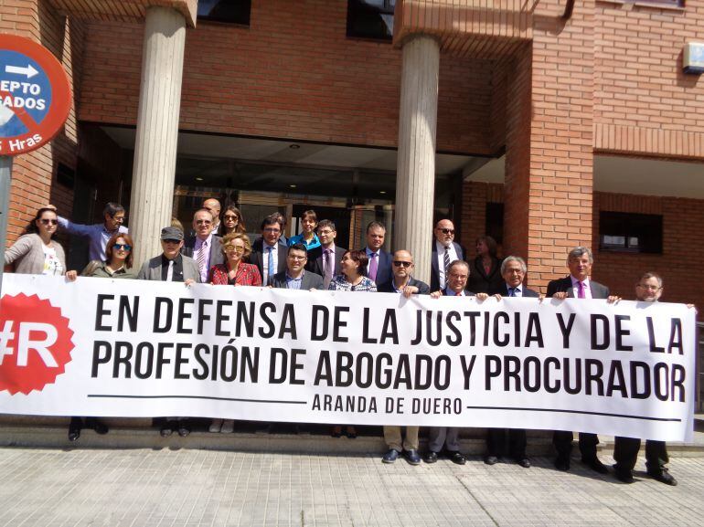 Loa abogados y procuradores de Aranda estrenaban esta pancarta en la concentracion de este martes