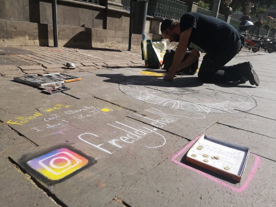 Freddy Chalk elaborando una de sus obras este fin de semana en la Plaza del Príncipe en Santa Cruz de Tenerife