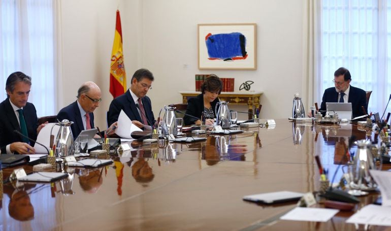 Vista general de la reunión extraordinaria del Consejo de Ministros que estudia las medidas de respuesta del Estado a la declaración y posterior suspensión temporal de independencia de Cataluña