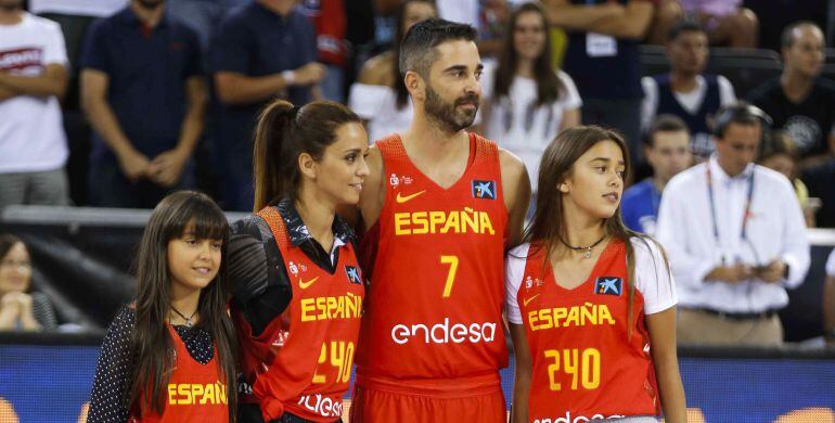 Navarro posa con su familia en el homenaje que le han hecho en el Madrid Arena