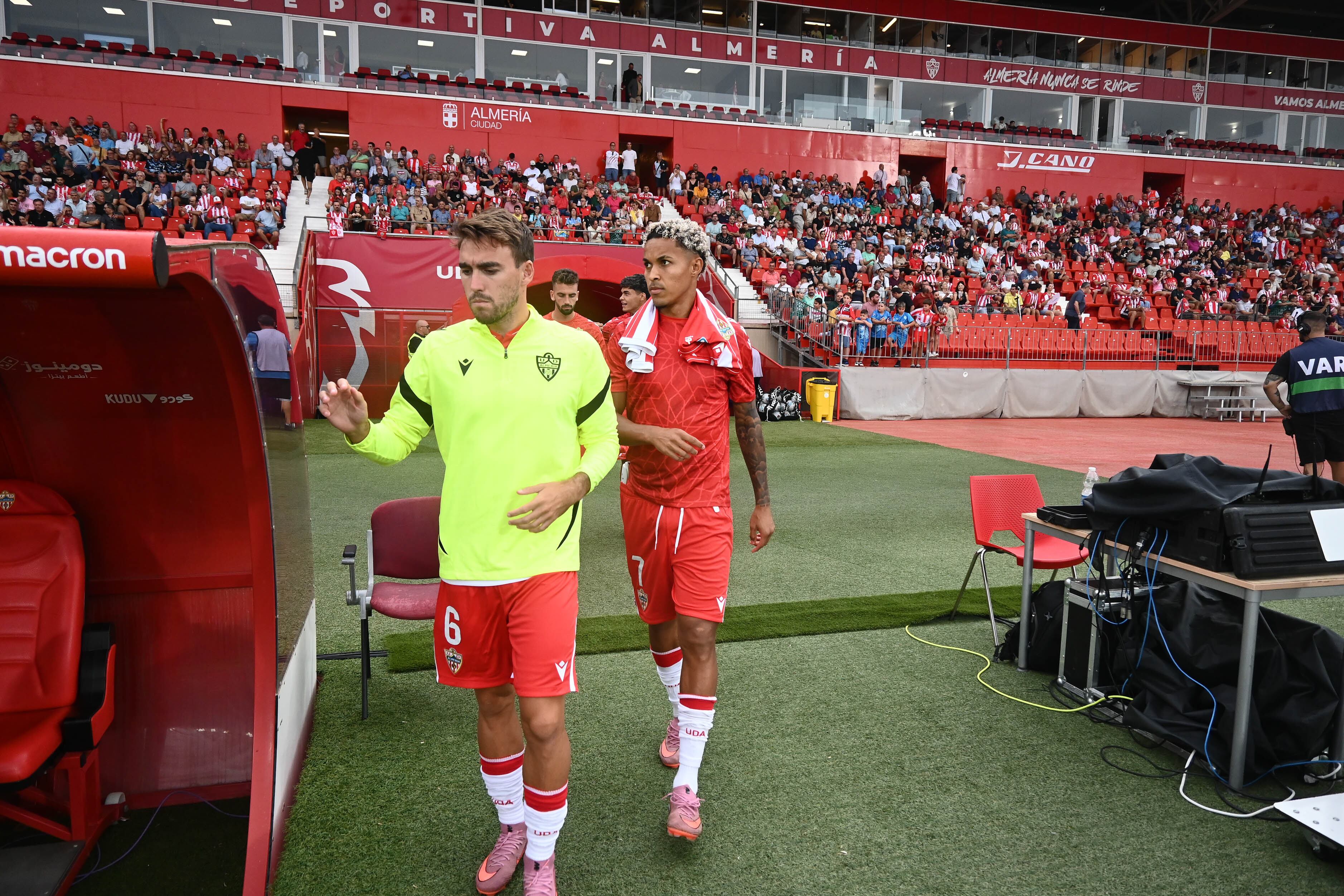 André Horta y Lázaro Vinicius camino del banquillo.