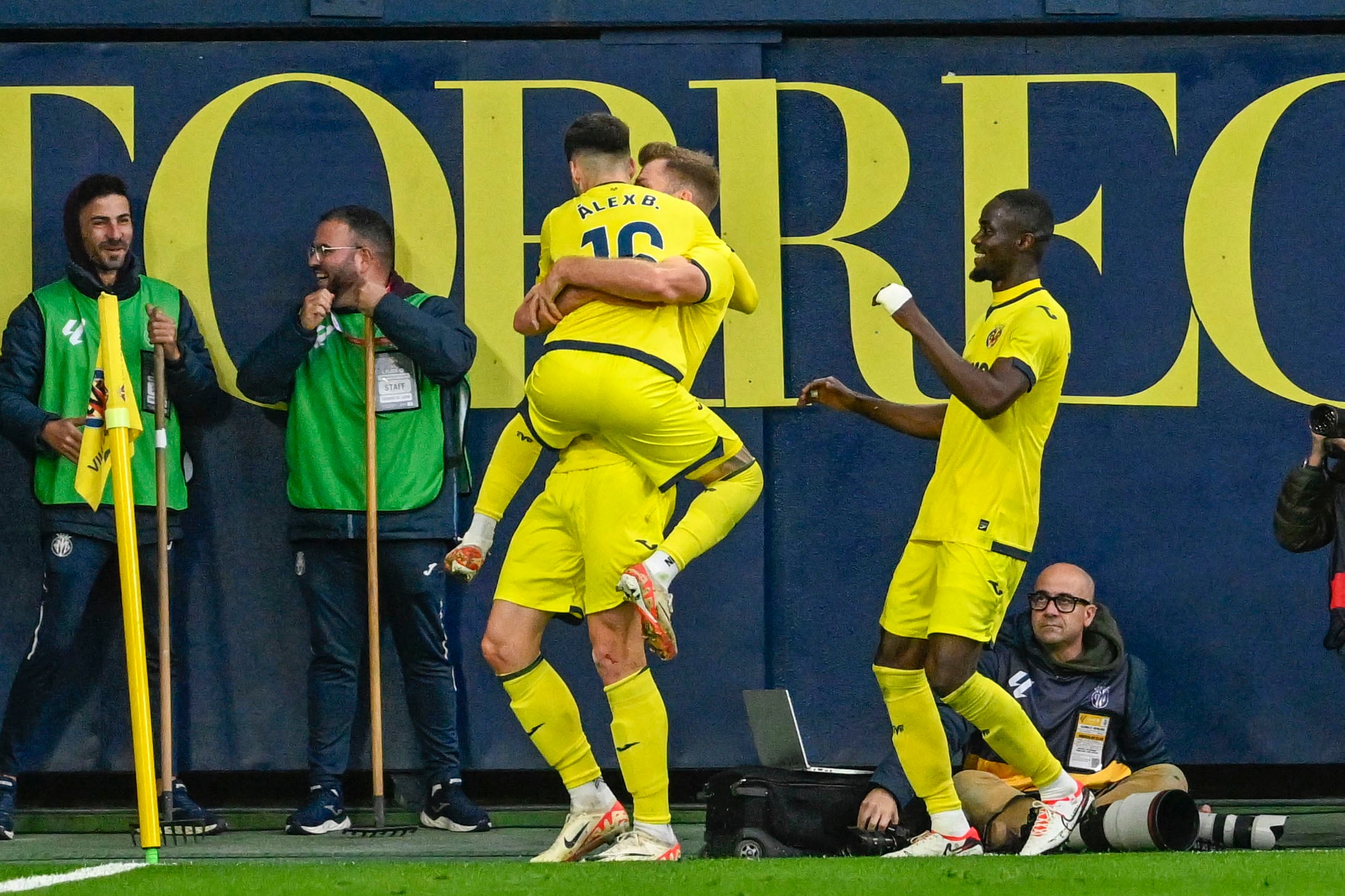 VILLARREAL, 20/01/2024.- El delantero noruego del Villarreal Alexander Sorloth (c) celebra con sus compañeros tras marcar el 1-0 durante el partido de la jornada 21 de Liga que disputan este sábado el Villarreal y el Mallorca en el estadio La Cerámica de Villarreal. EFE/ Andreu Esteban
