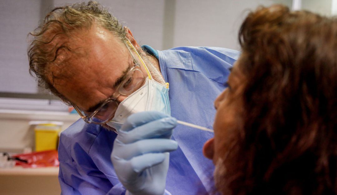 Un trabajador sanitario realiza una prueba PCR