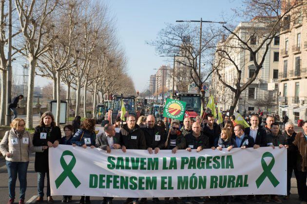 Varios miles de personas y centenares de tractores han colapsado el centro de Lleida este viernes en una manifestación para reclamar precios justos para los productores agrícolas.