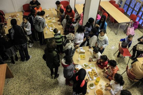 Algunas veces, después de que los chicos terminen sus tareas, la asociación celebra meriendas para fomentar las relaciones sociales.