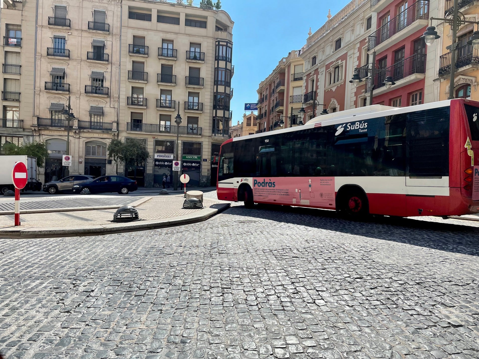 Imagen de archivo del bus saliendo de San Nicolás y entrando en la plaza de España