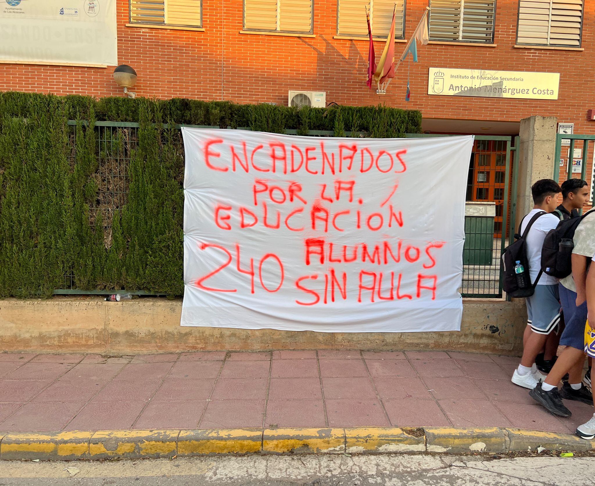 Los colegios y el instituto de  Los Alcázares amanecen con cadenas como protesta por los barracones