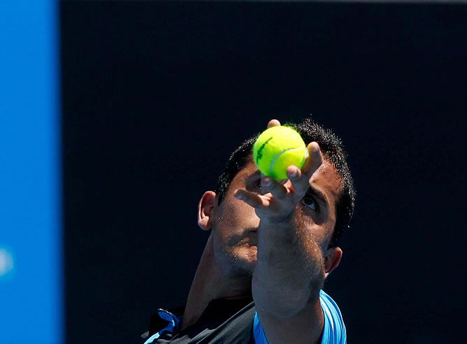 Almagro saca durante su partido ante Igor Andreev