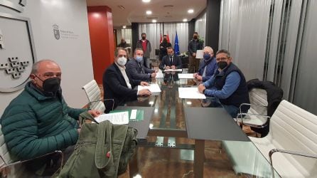 La firma del documento entre bomberos del CEIS y la consejería de Transparencia se ha producido esta misma tarde