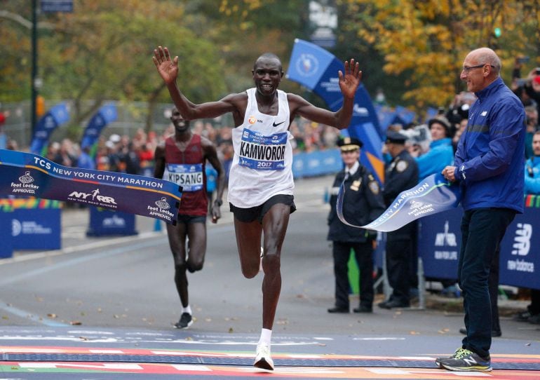 Geoffrey Kamworor cruzando la línea de meta en el maratón de Nueva York