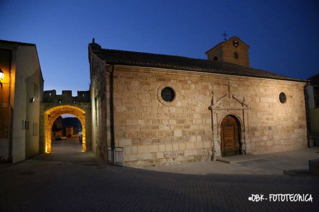 Iglesia y arco de Valbuena de Duero