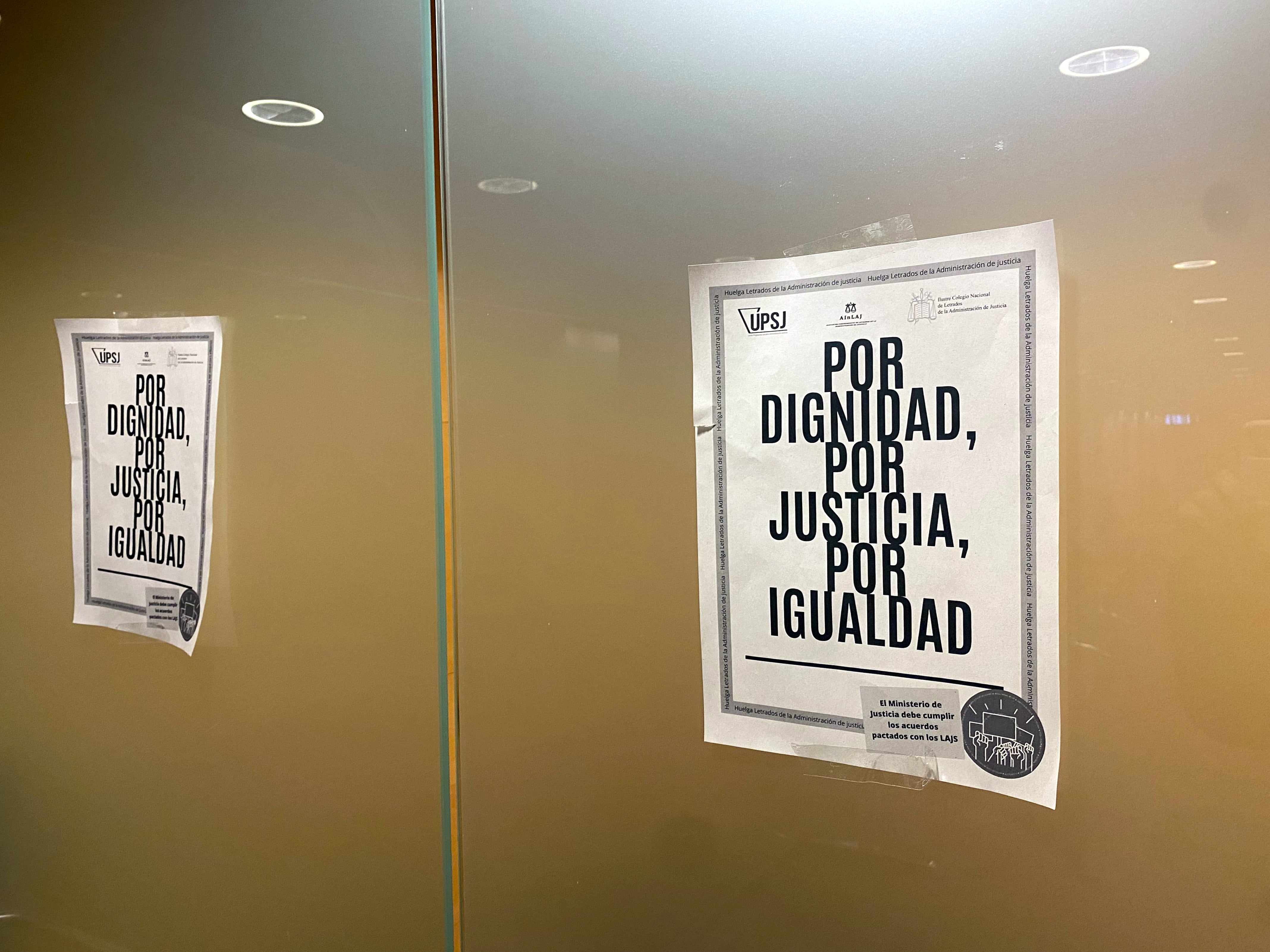 Cartells per la vaga de lletrats de l&#039;administració de la justícia (ACN)