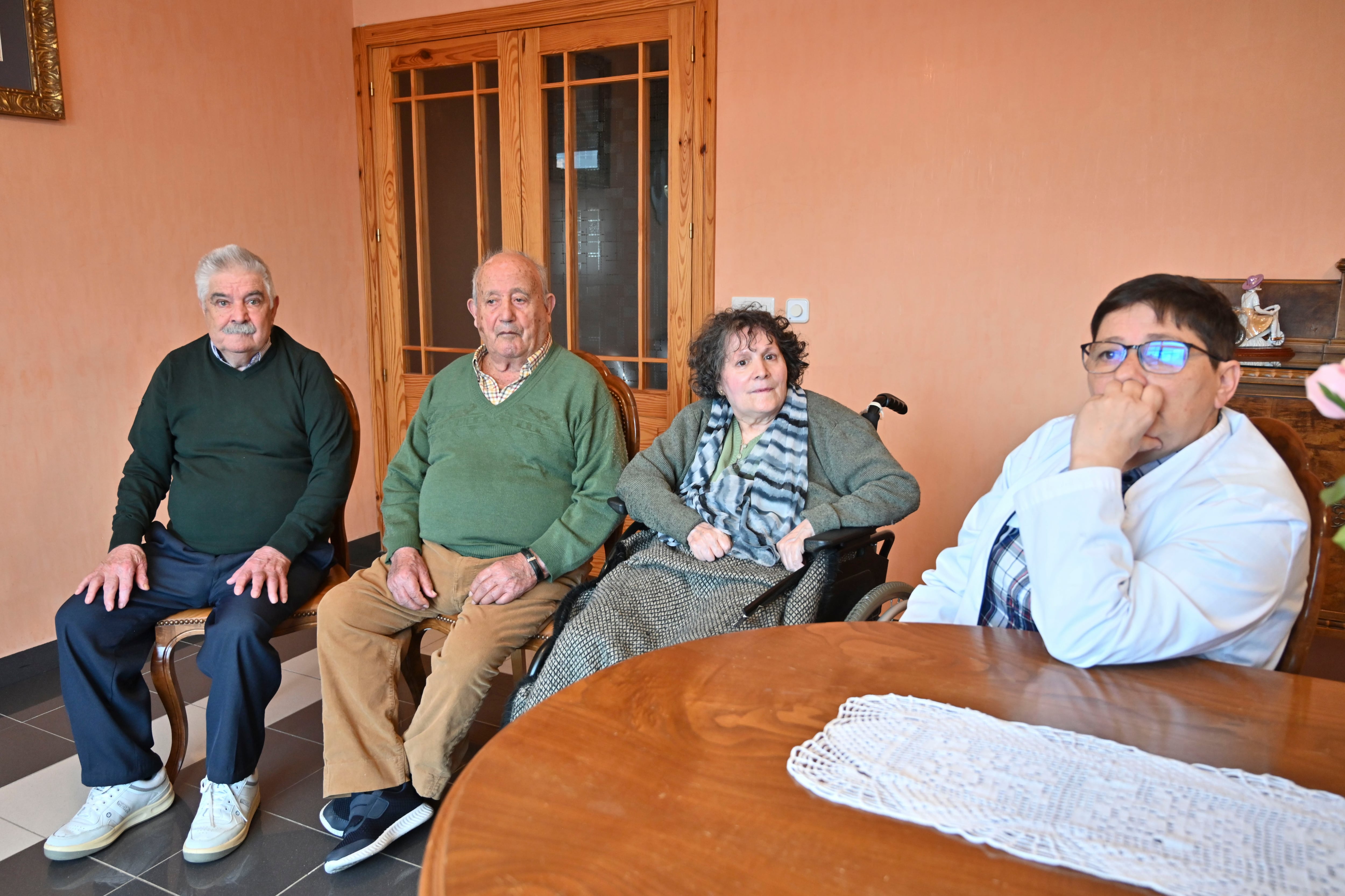 CEVICO DE LA TORRE (PALENCIA), 27/02/2025.- Alejandro Sastre (i), Galo Beltrán (2i), Rafaela Diezhandino (2d), los primeros vacunados contra el Covid en Castilla y León y Mari Bilbao (d), supervisora de la residencia de Cevico de la Torre. Hace cinco años, cuando se notificaron los dos primeros casos de covid en Castilla y León, la incertidumbre y el miedo se instaló en la sociedad ante este virus desconocido para el que no había vacuna. Diez meses más tarde el avance de la ciencia y la investigación permitió poner las primeras dosis en la Comunidad. Fue en la residencia de mayores de Cevico de la Torre (Palencia), donde se empezó a ver la luz al final del túnel.-EFE/ Almudena Álvarez
