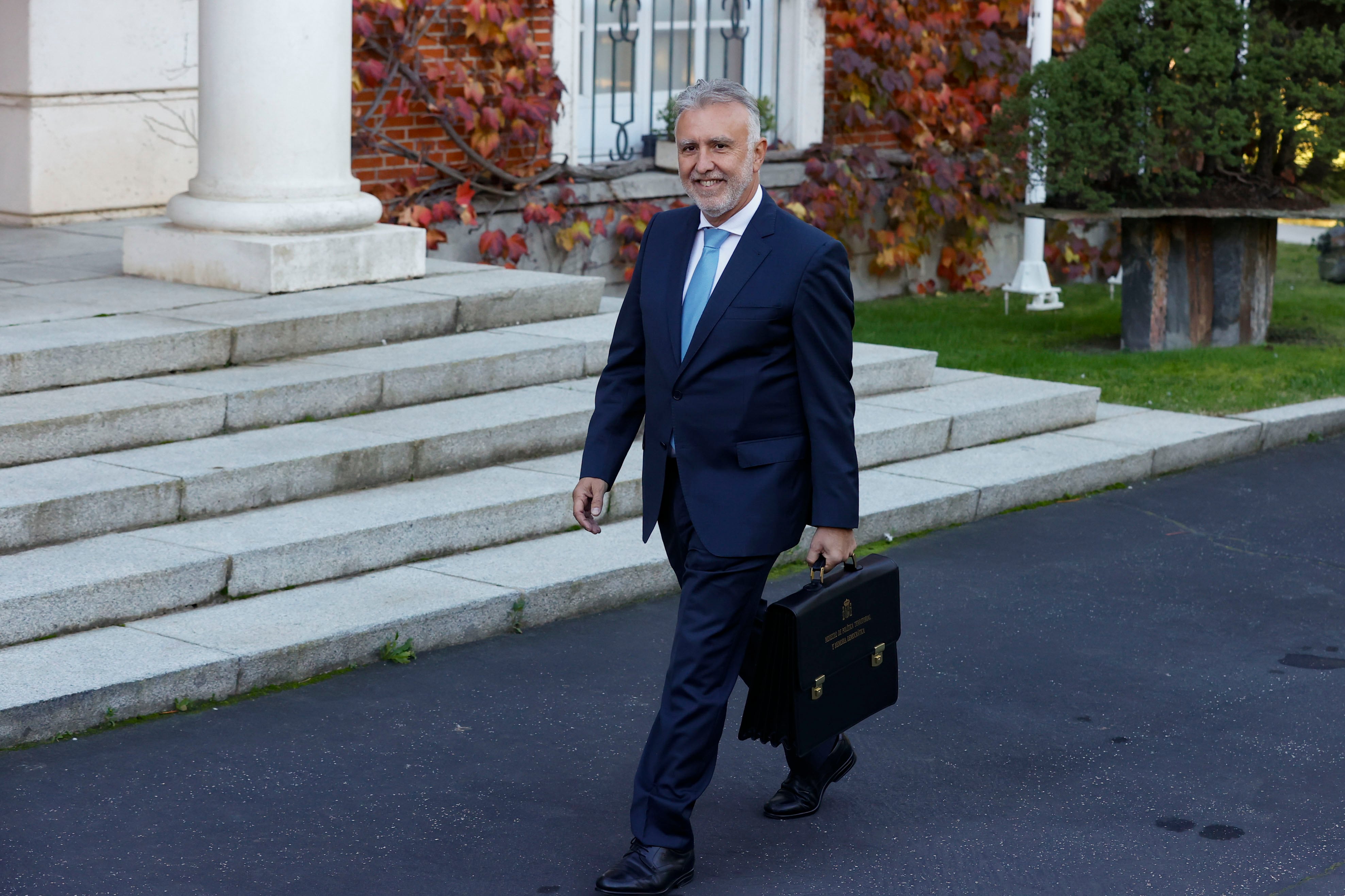 El ministro de Política Territorial y Memoria Democrática, Ángel Víctor Torres, a su llegada ese miércoles al Palacio de La Moncloa para asistir al primer Consejo de Ministros del nuevo gabinete de Pedro Sánchez. EFE/Juan Carlos Hidalgo