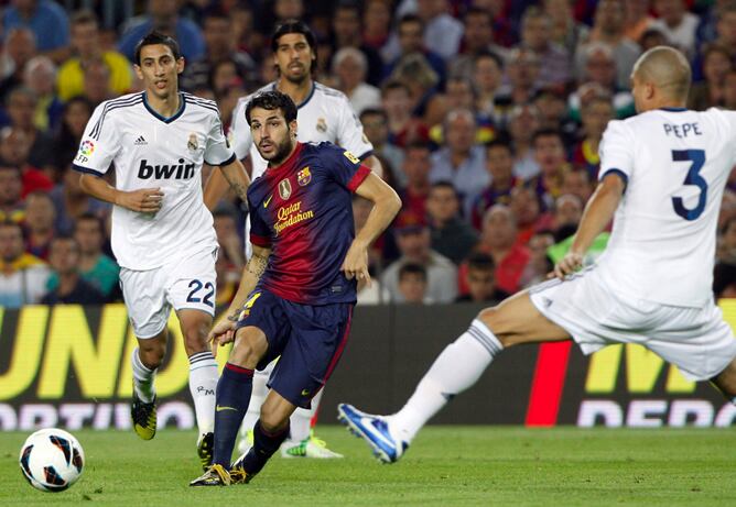 Cesc intenta un pase al hueco frente a la mirada de Pepe