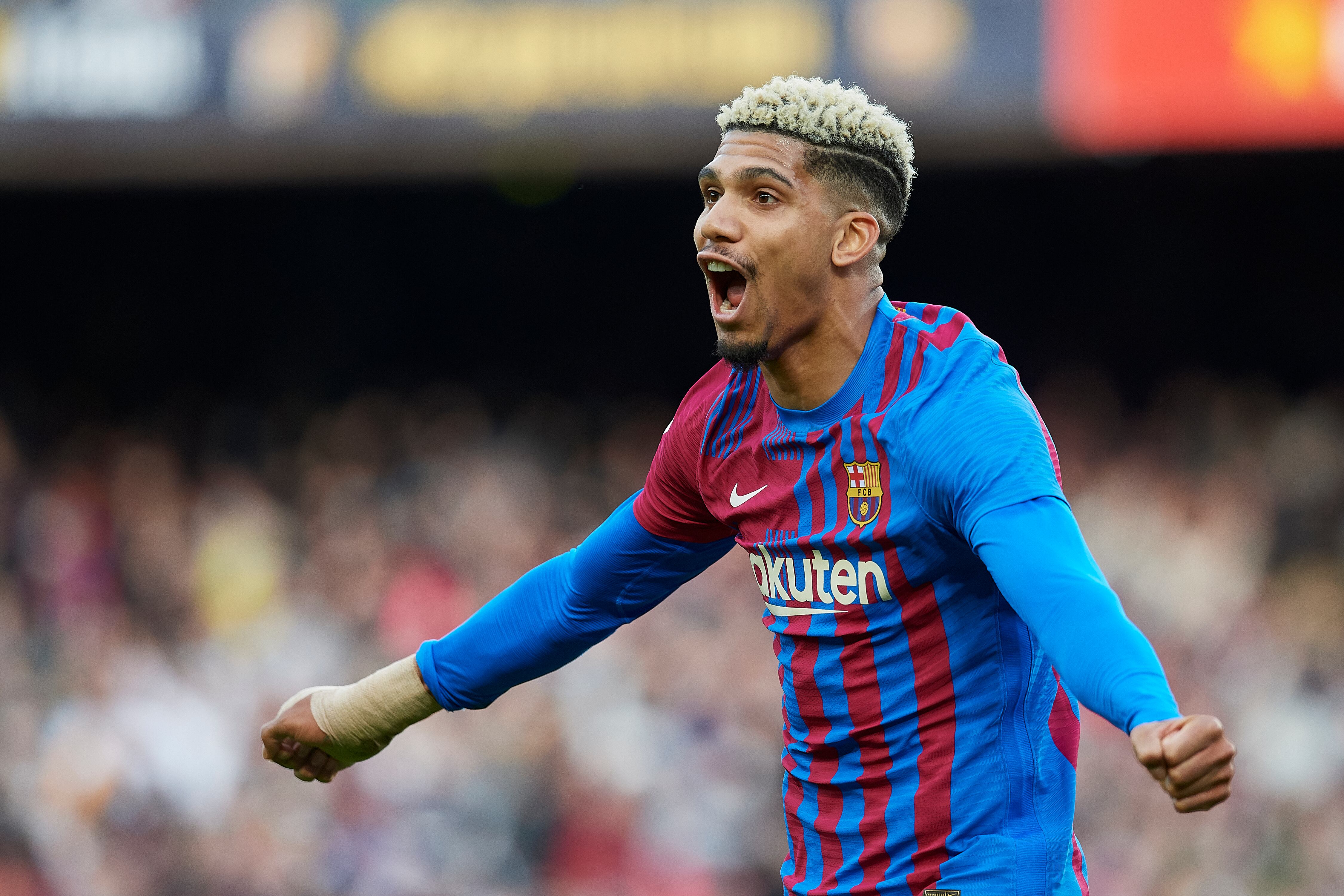 Ronald Araújo celebra el gol del Barcelona contra el Atlético