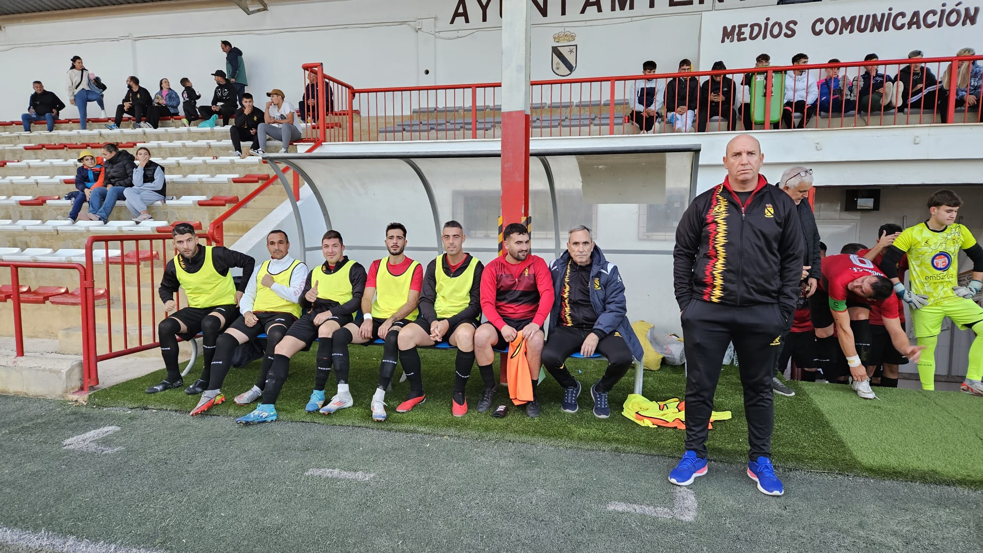 Banquillo con los jugadores suplentes del Jódar C.F., con su entrenador, José Ramón Jódar, a la derecha de pie