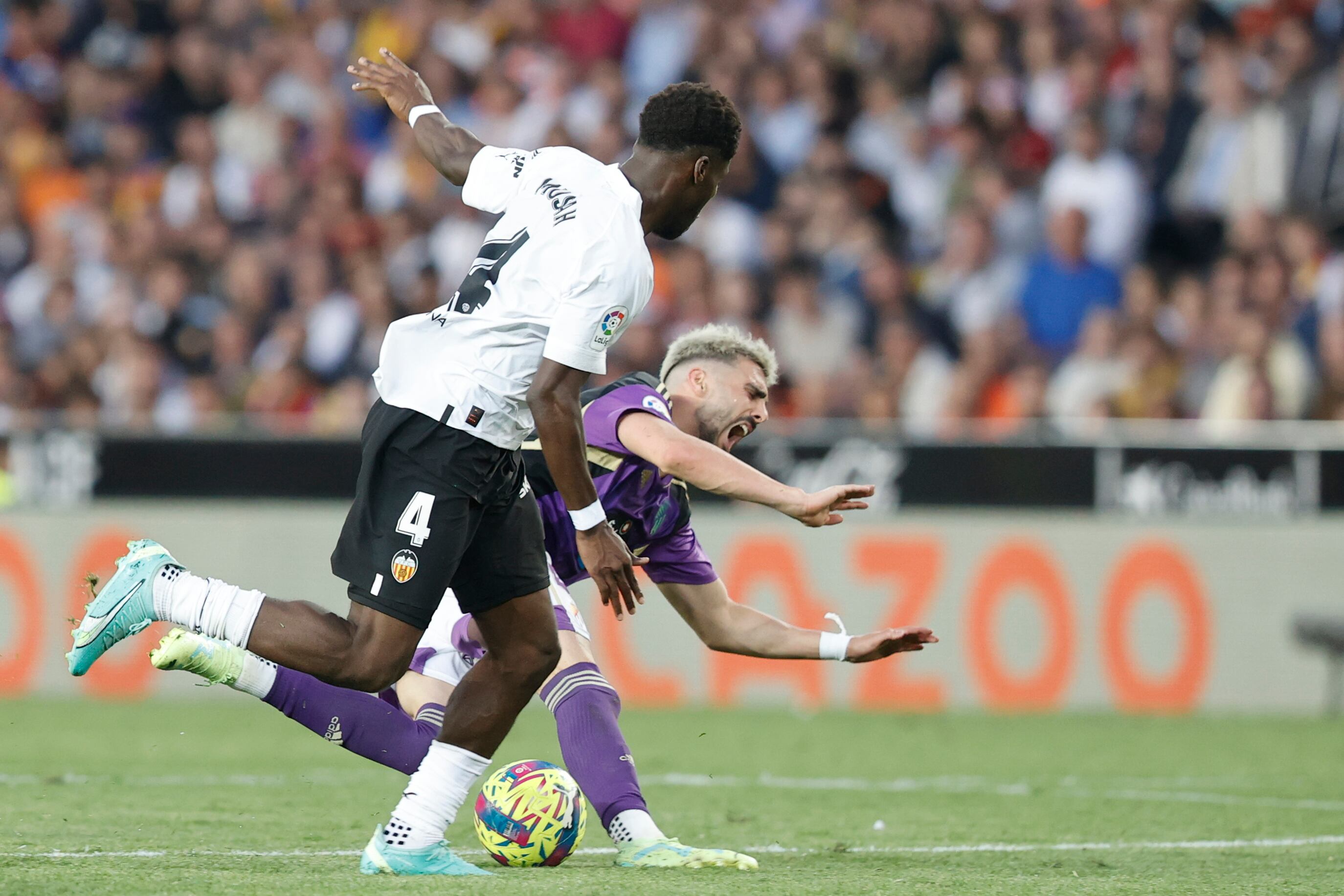 VALENCIA, 27/04/2023.- El centrocampista estadounidense del Valencia Yunus Musah (i) disputa el balón ante Kike Pérez (d), centrocampista del Valladolid, durante el encuentro de la jornada 31 de LaLiga entre el Valencia CF y el Real Valladolid, este jueves en el estadio de Mestalla, en Valencia. EFE/ Kai Försterling