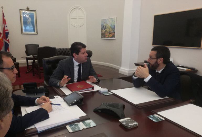 El alcalde de La Línea, Juan Franco (dcha) y Fabián Picardo, Ministro principal de Gibraltar