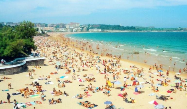 Playa de El Sardinero en Santander, repleta de bañistas.