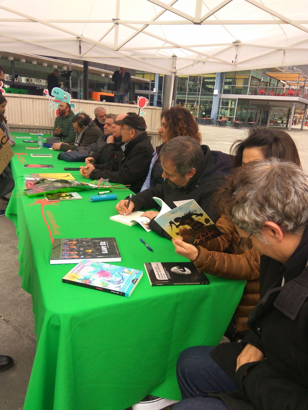 Els autors andorrans signant llibres a la plaça del Poble aquest migdia.
