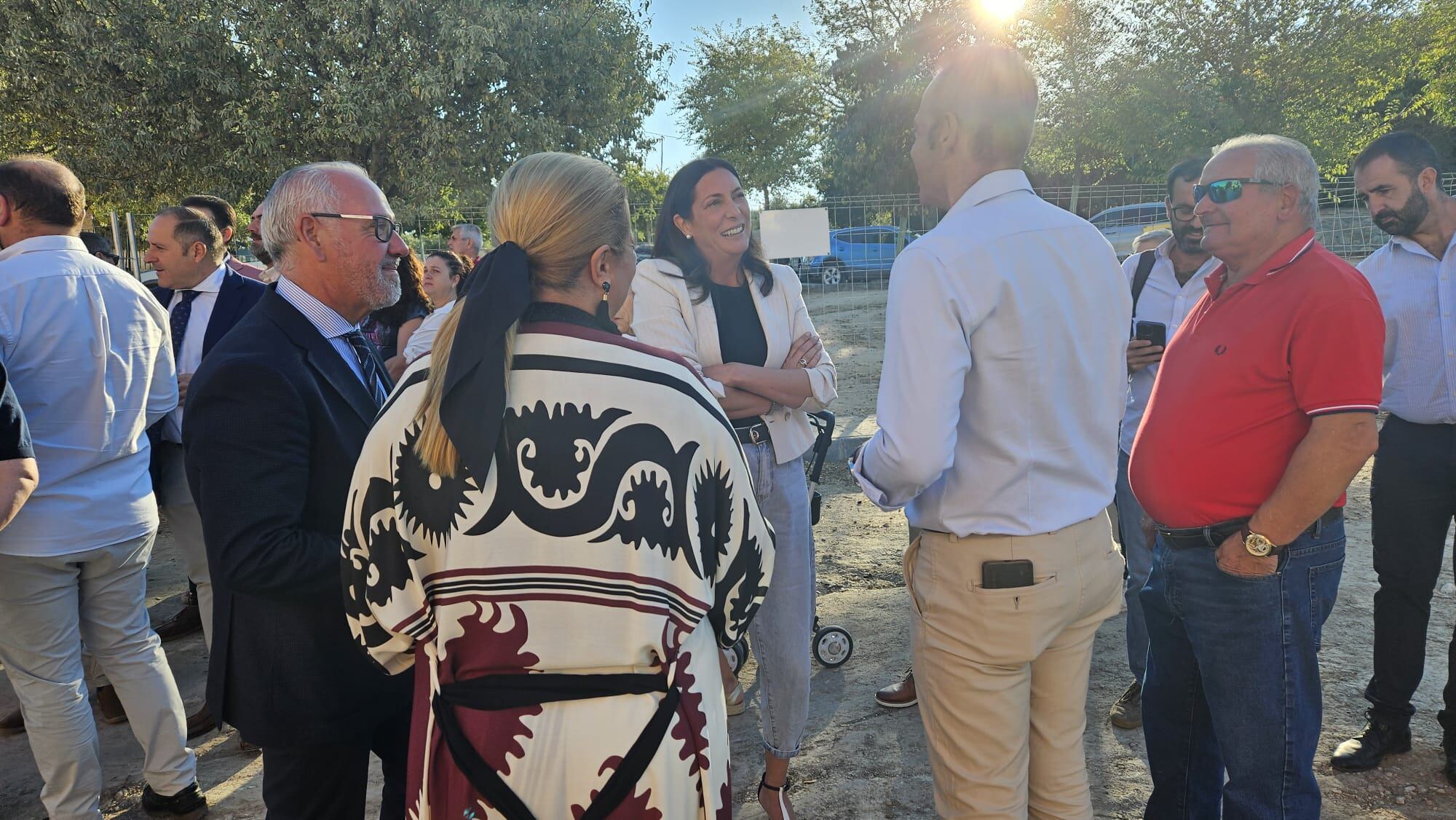 La consejera conversa con el director del CPAPM de Jódar, en presencia de los delegados, durante la visita