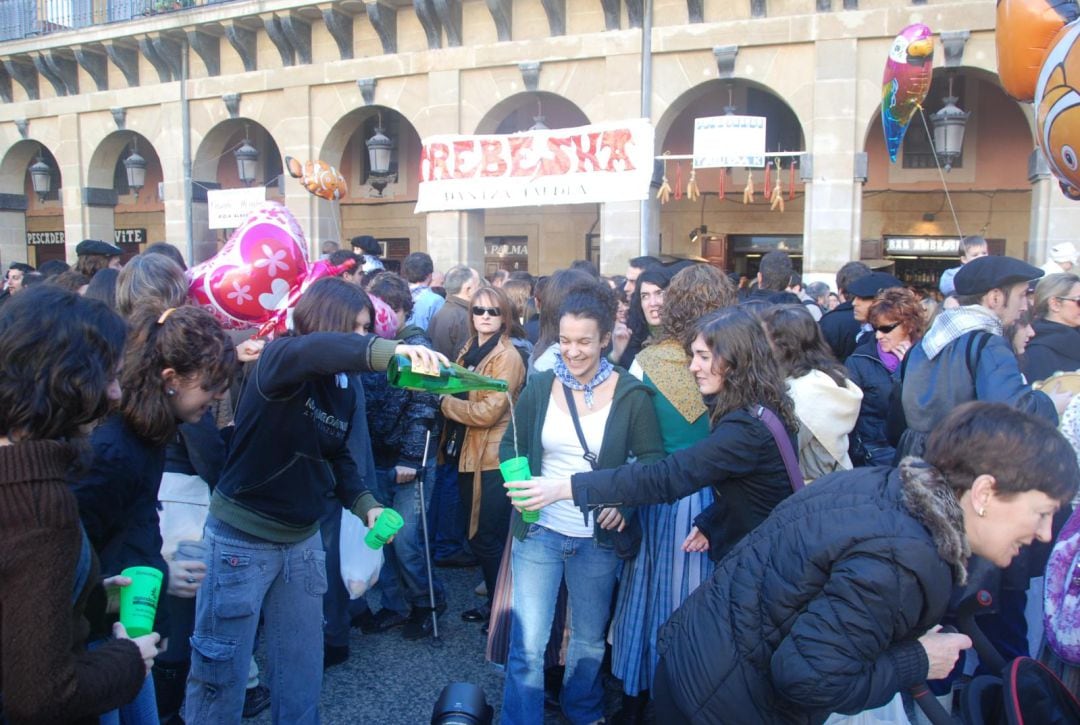 Vecinos celebrando las fiestas de Santo Tomás en San Sebastián