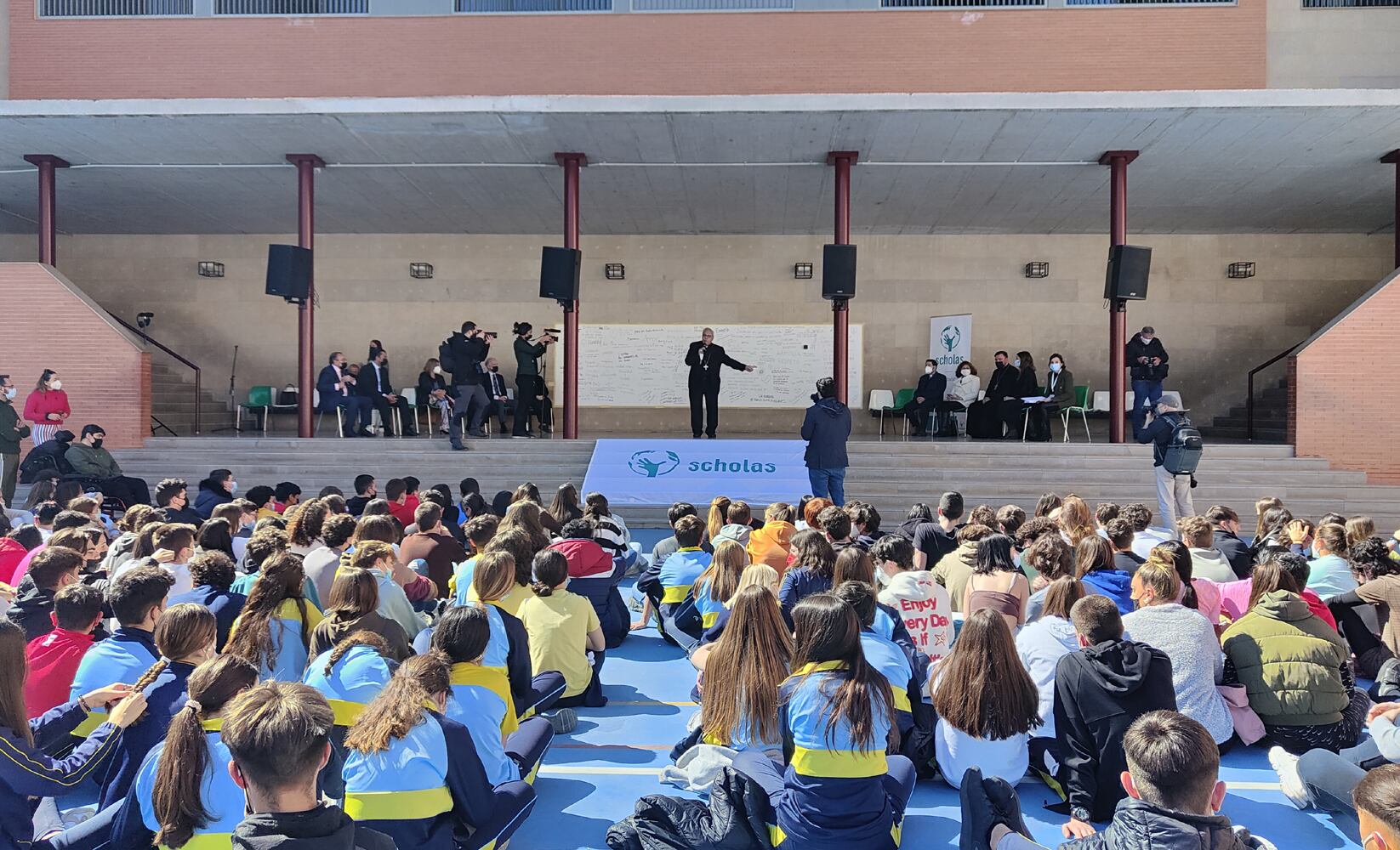 Acto interreligioso por la paz y contra la guerra en Ucrania celebrado en el colegio concertado Virgen de Gracia de Granada