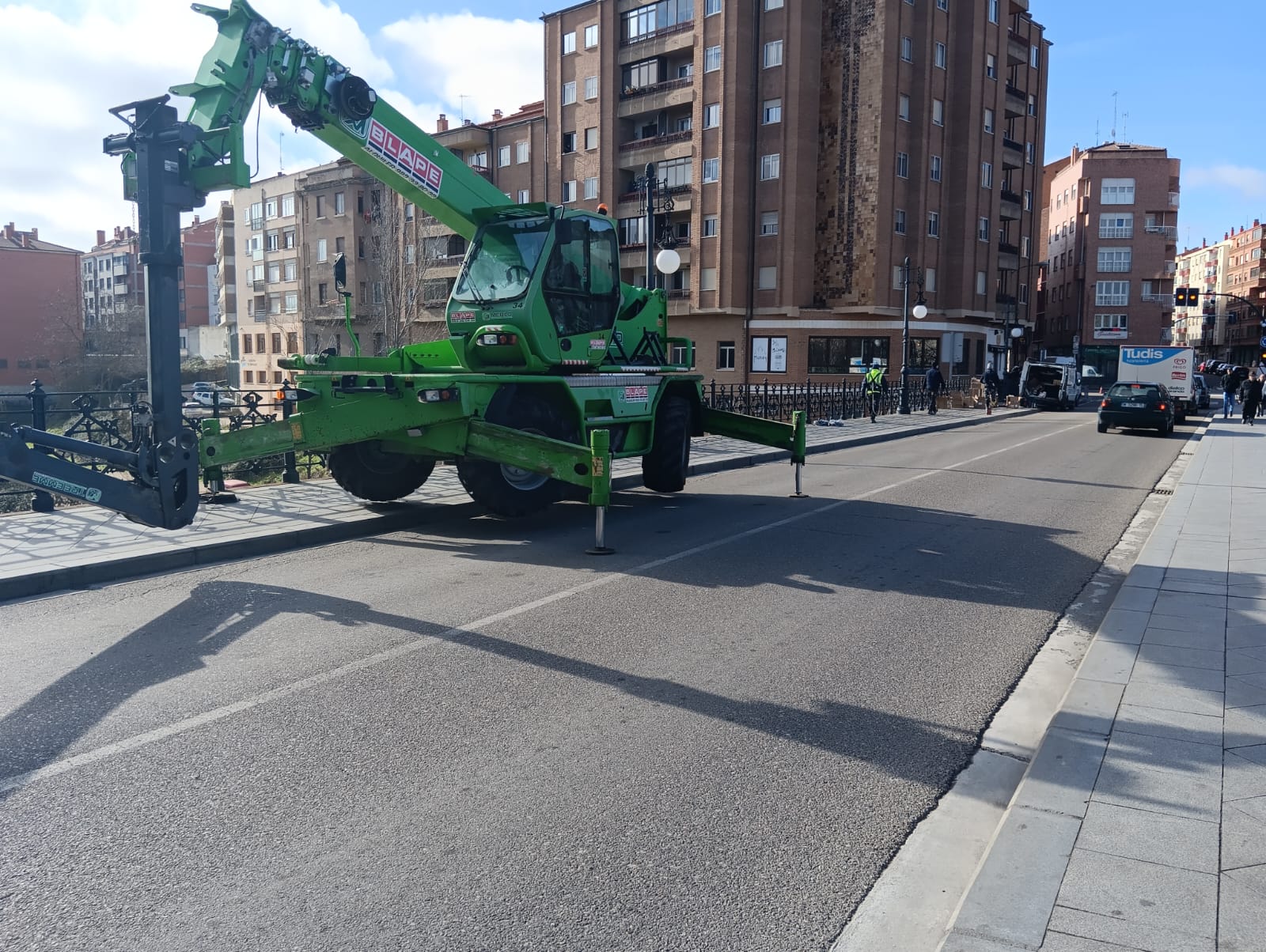 El carril izquierdo del Puente Duero cortado al tráfico por las obras de instalación de las luces ornamentales