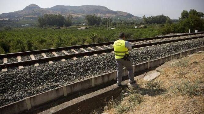 Imagen de archivo de las vías del tren en Pizarra donde apareció en 2017 la niña