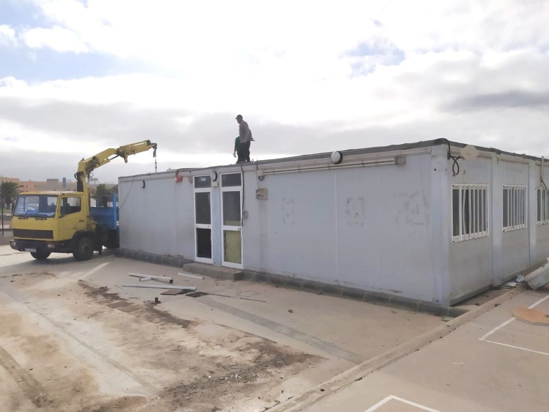 Desmontaje de una de las aulas modulares.