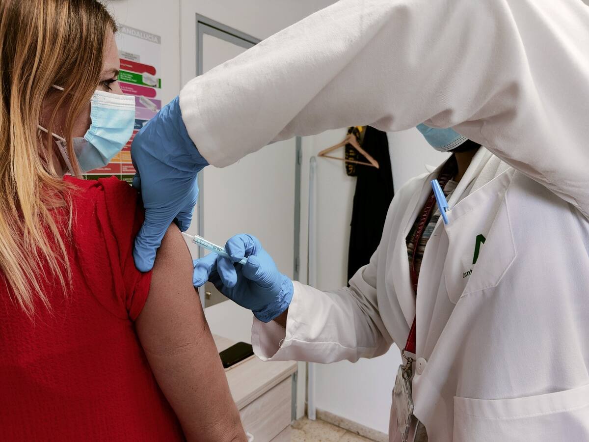 El Regional busca urgentemente voluntarios para la última fase de la vacuna española