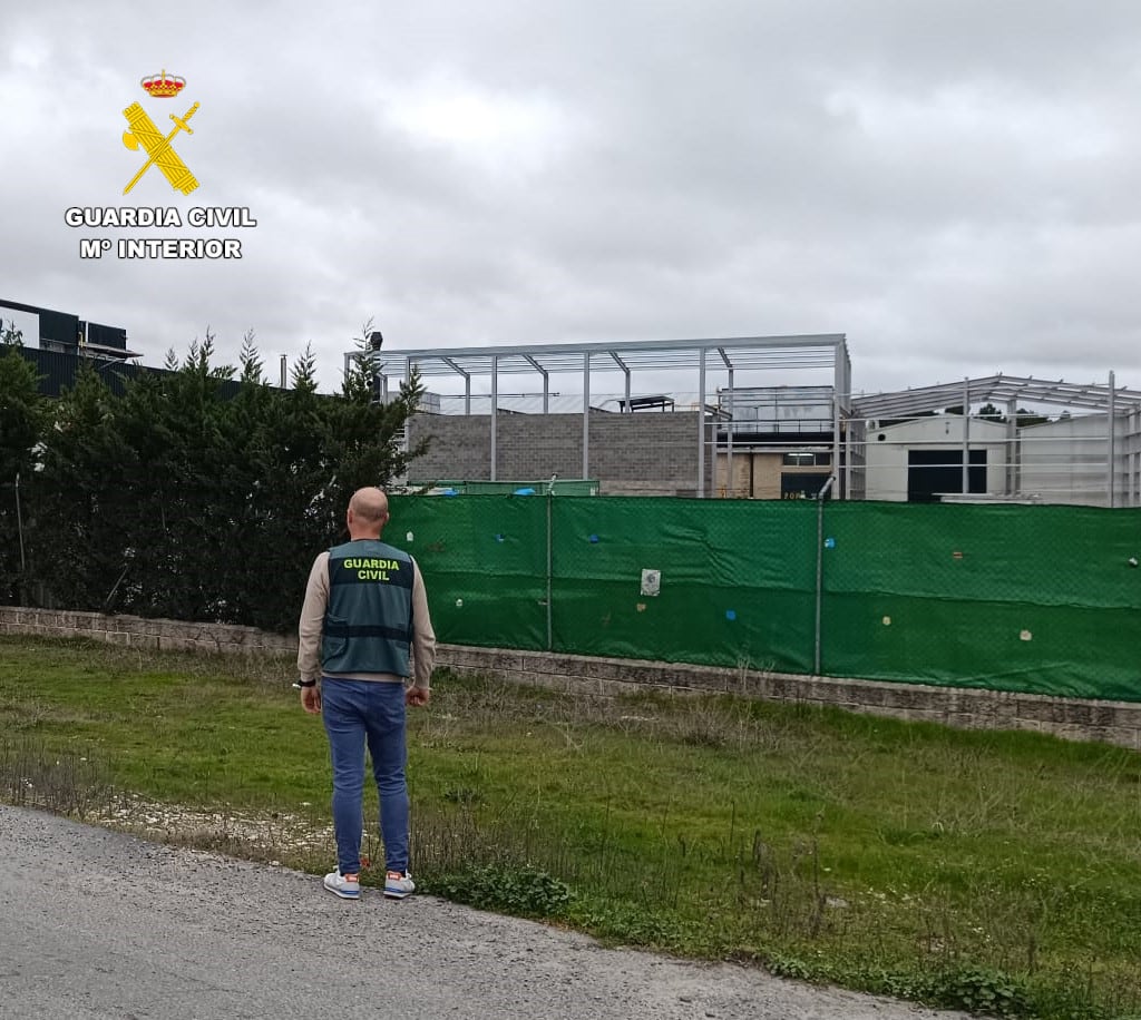 Agente de la Guardia Civil ante la empresa hortofrutícola de Sanchonuño (Segovia)