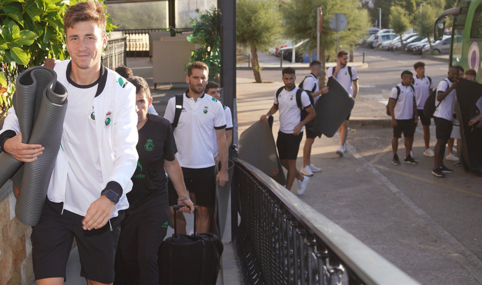 Saúl García, llegando al hotel de concentración a Granada