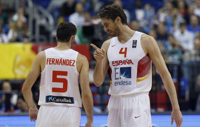 Pau Gasol habla con Rudy Fernández durante el partido de Italia