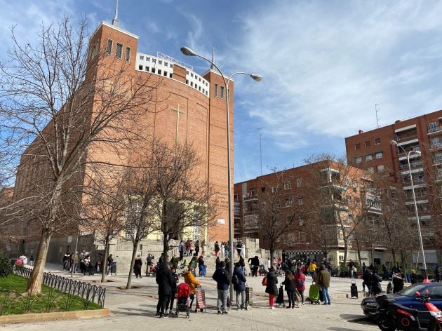 La cola da la vuelta al edificio con más de 500 personas aguardando su lote de alimentos