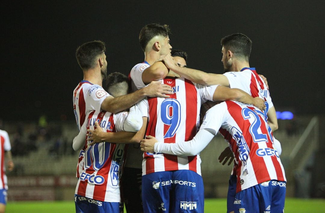 La plantilla celebra un gol.