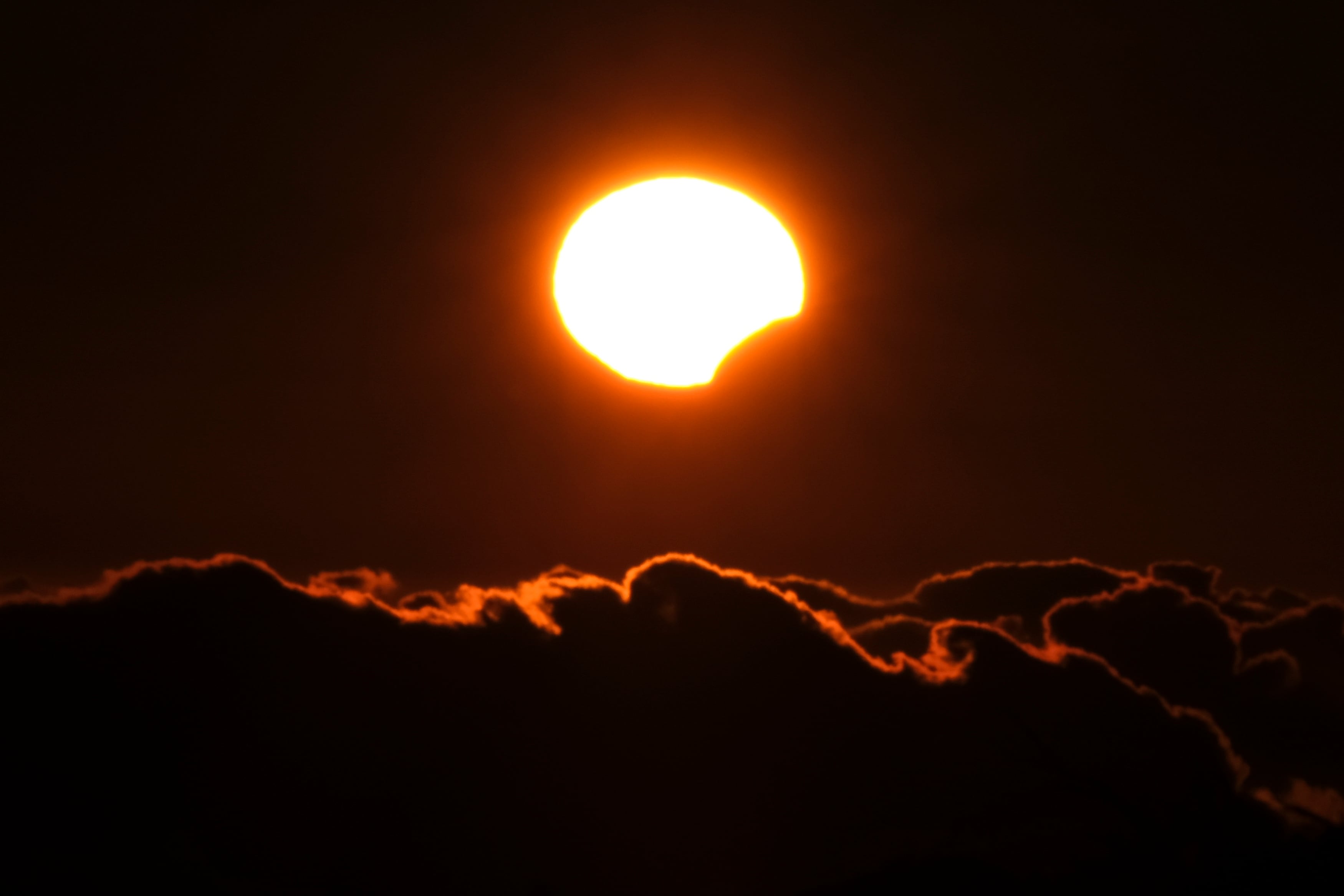 Las islas más occidentales de Canarias han sido uno de los pocos puntos de España desde donde se ha visto el eclipse solar de este 8 de abril, aunque de forma parcial. En la imagen, el eclipse fotografiado desde el exterior del Observatorio Astronómico del Teide, en Izaña (Tenerife), a 2.364 metros de altitud